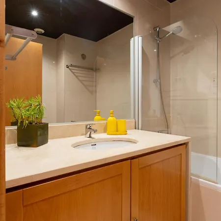 Modern In Parque Nacoes Apartment Lissabon