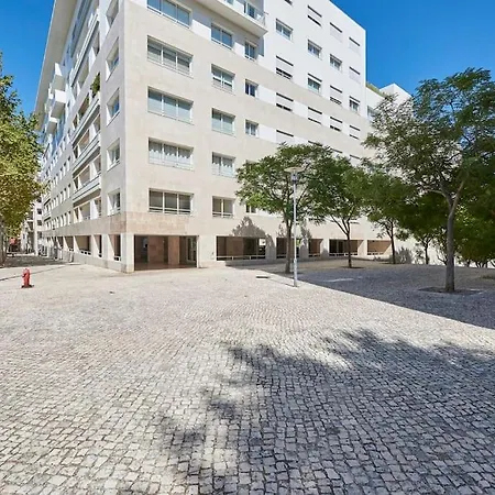 Modern In Parque Nacoes * Lisboa